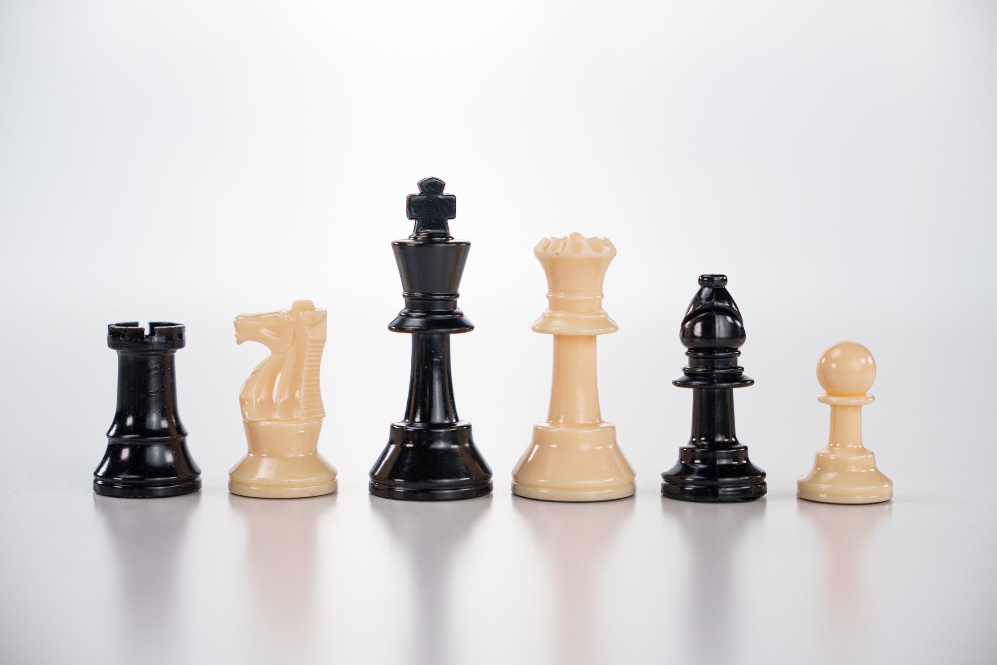 Does this set come with an extra pair of Queens, if not, what can I do to get them in my order. Thanks in?