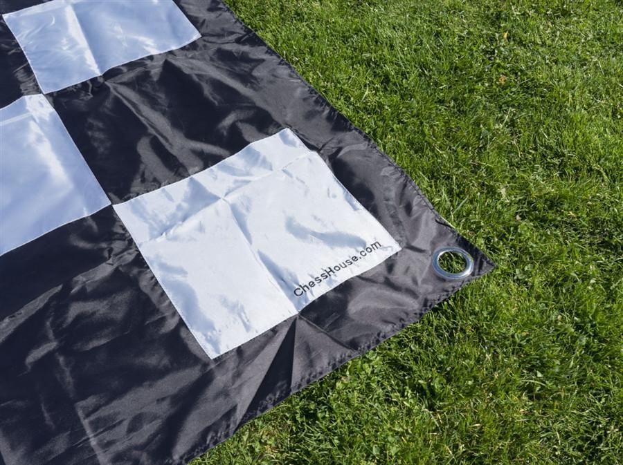 Hello. Does this Quickfold Nylon Chessboard come with the pieces? Thank you.