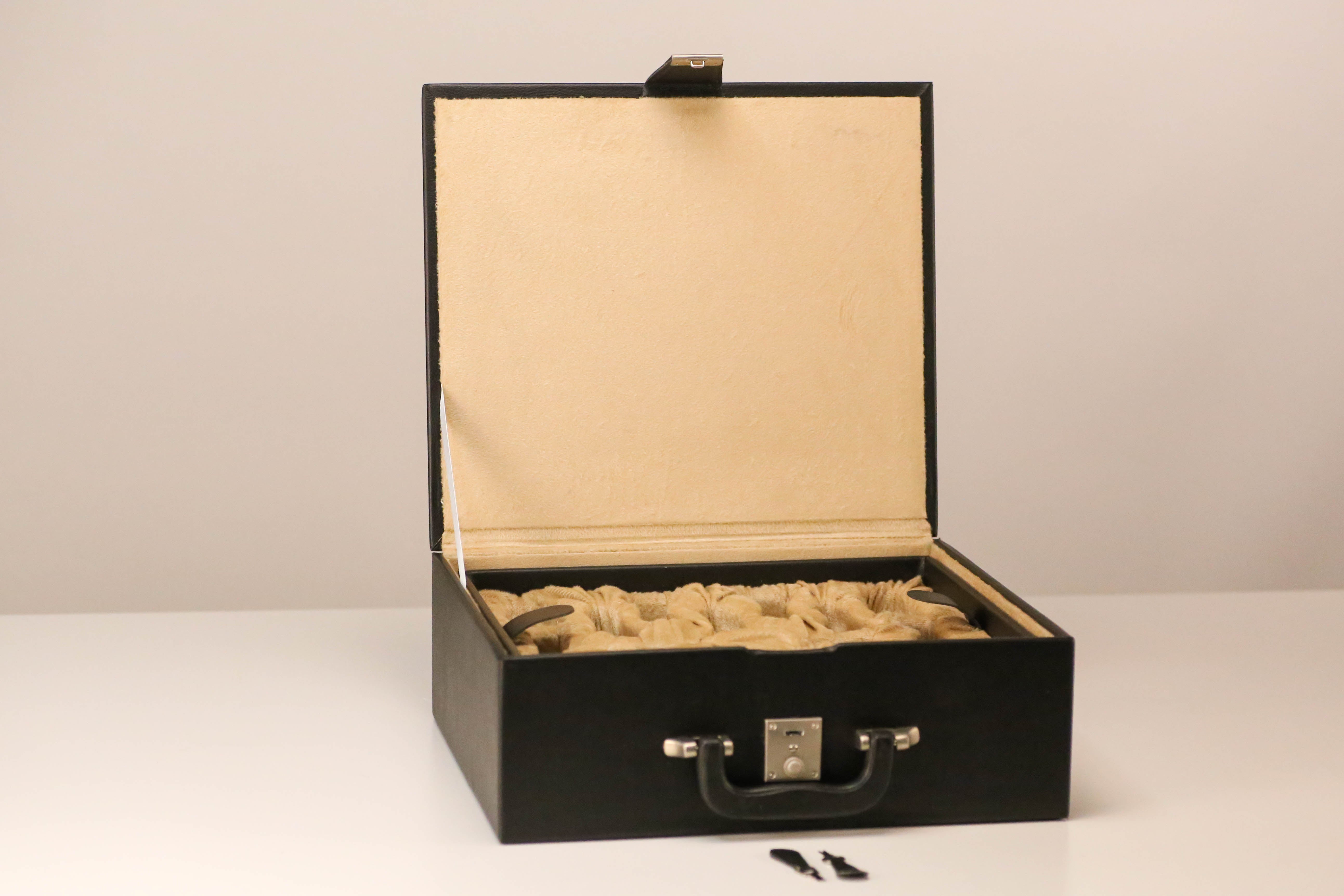 Chess box velvet tray style - up to 4.5" Pieces Questions & Answers