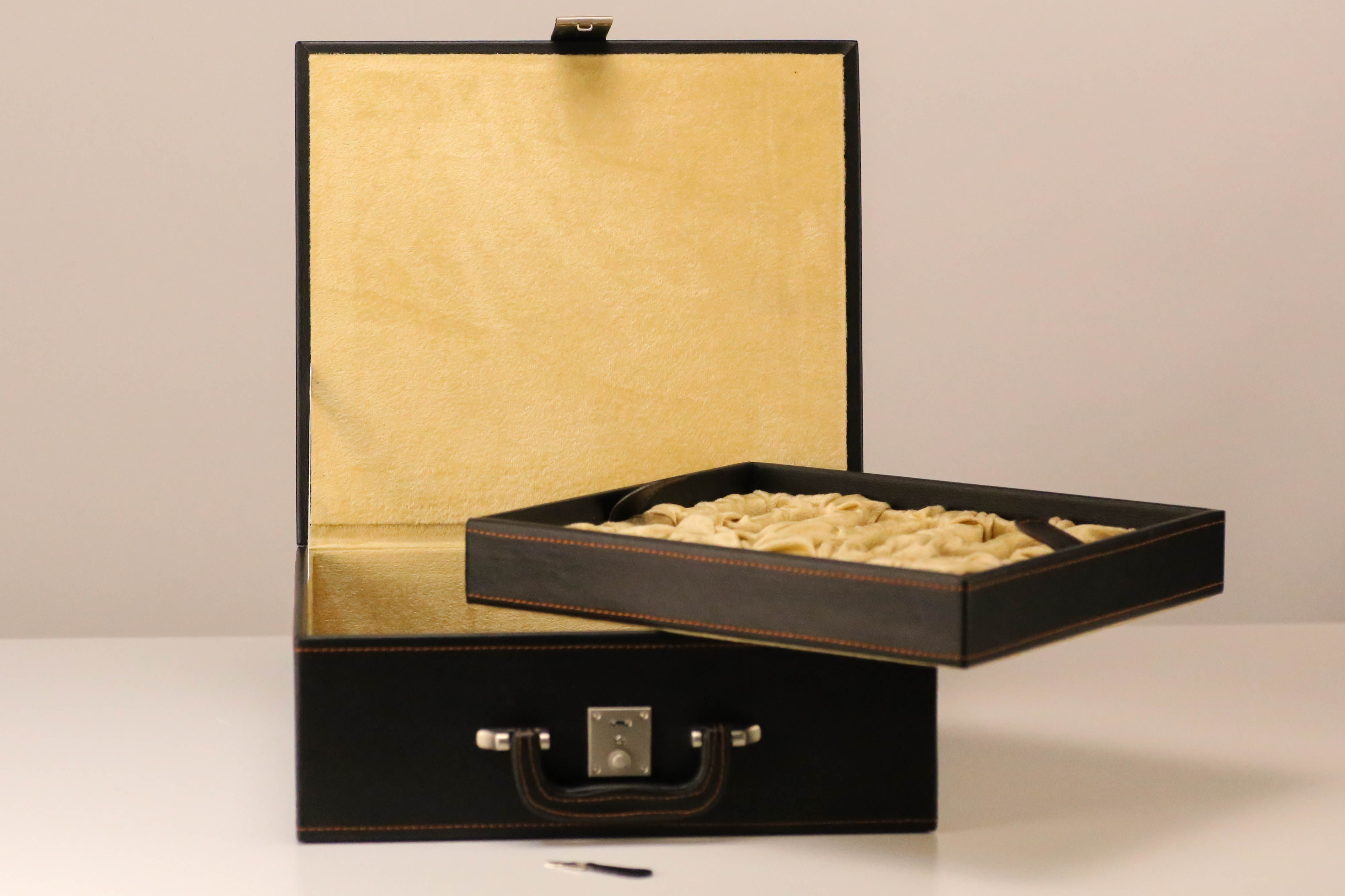 How well does this case hold larger chess pieces, particularly 4 1/2" Kings with a 2" base and 3 1/4" tall Knights?