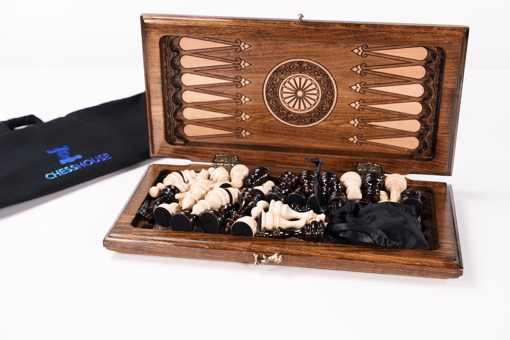 Does the Classic Wooden set by Ohanyan come with dice, cups and doubling cube?