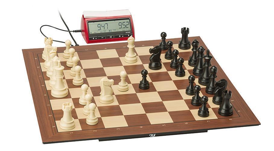 Electronic board capable of playing chess, as well as 7 other