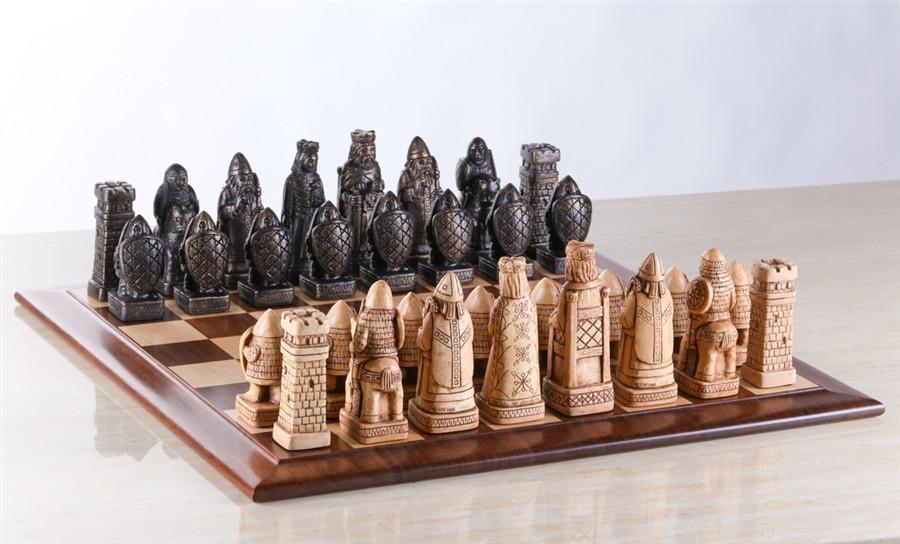 https://www.chesshouse.com/cdn/shop/products/house-of-hauteville-chess-set-and-board-combo-antique-white-and-black-marble-21184550913_1024x1024.jpg?v=1575932082
