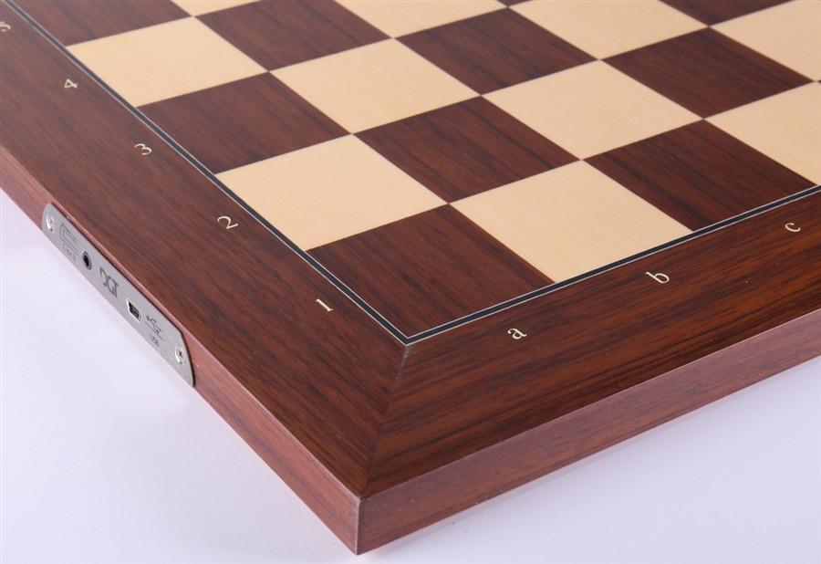 Electronic board capable of playing chess, as well as 7 other